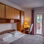 Apartmán With Swimming Pool Kampor, Rab - 23600 Rab Town