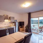 Apartmán With Swimming Pool Kampor, Rab - 23600 Rab Town