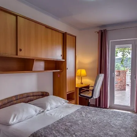 Apartmán With Swimming Pool Kampor, Rab - 23600 Rab Town