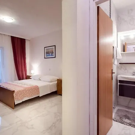 Apartmán With Swimming Pool Kampor, Rab - 23600 Rab Town